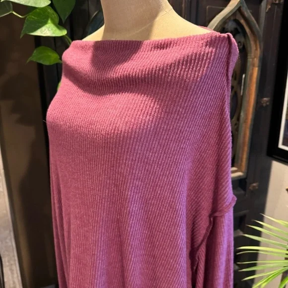 Free People deep earthy burgundy mauve. Oversized ribbed boat neck pull over. - Picture 5 of 15